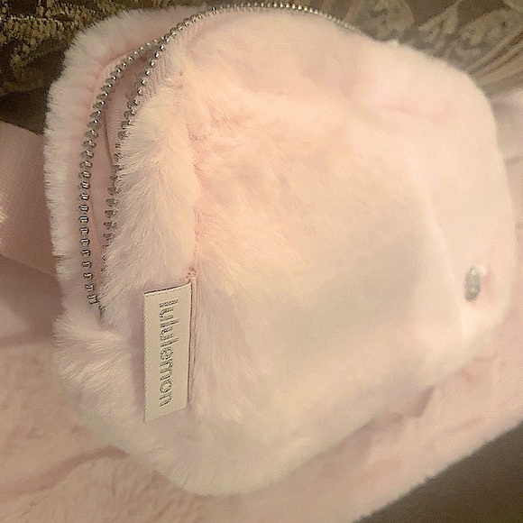 Lululemon Everywhere Plush Fleece Belt Bag in Strawberry Milkshake Color (NWT) - Picture 7 of 11